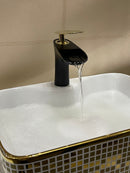 misturador monocomando para lavatório black matte e dourado