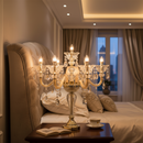 abajur classico com cristais e detalhes dourado ambientado 