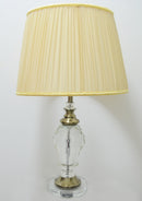 abajur de mesa com base de cristal e detalhes em dourado