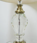 abajur de mesa com base de cristal e detalhes em dourado