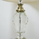 detalhe de base do abajur bege com cristal e dourado 